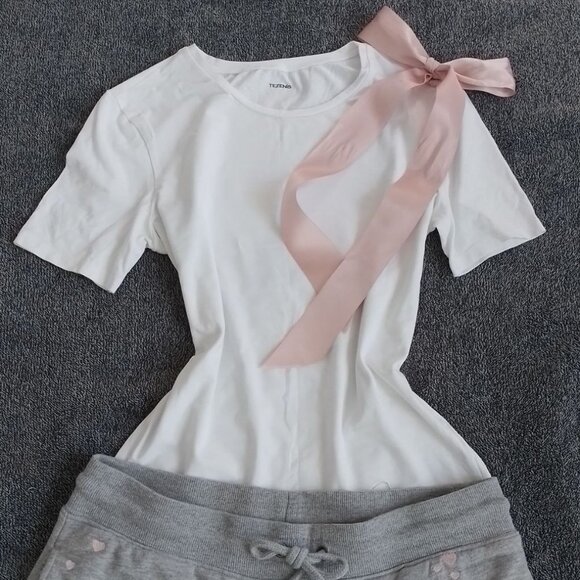 🎀🌸 Brand New White T-Shirt 🌸🎀 - Picture 1 of 4